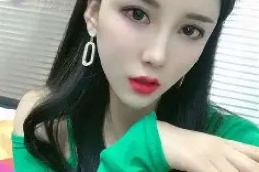 周震南父亲三度成老赖儿子同天代言高端品牌网友：有钱但不还